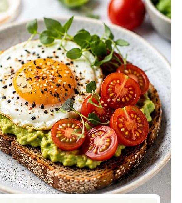 Tostada de aguacate y huevo con tomate cherry
